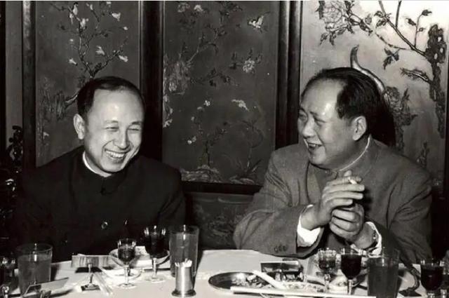 毛主席给钱学森递烟，钱学森准备接，主席突然收回笑道：自力更生