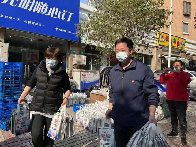 配送小哥太难抢！封控小区买菜买药，特殊时刻靠“智勇双全”