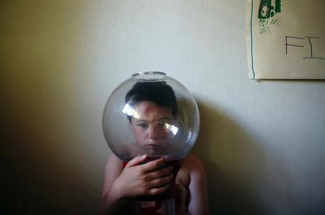 5岁儿子患自闭症，摄影师父亲用镜头记录“星星的孩子”的世界