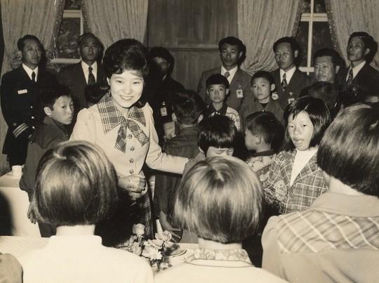 文在寅：11年孤胆复仇，将朴槿惠李明博送进监狱，难逃青瓦台魔咒
