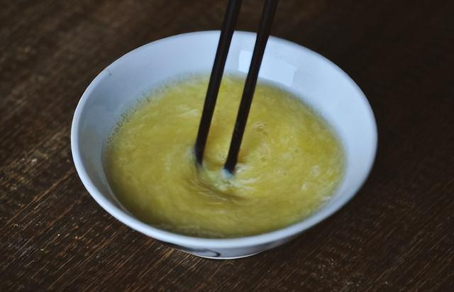 “开水冲鸡蛋”滴香油，喝了都有什么好处？医生：建议早了解一下