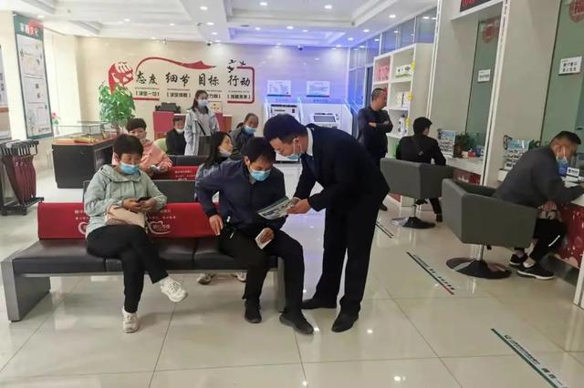 一家人去银行存钱，两千块钱不翼而飞，女子：像变戏法一样