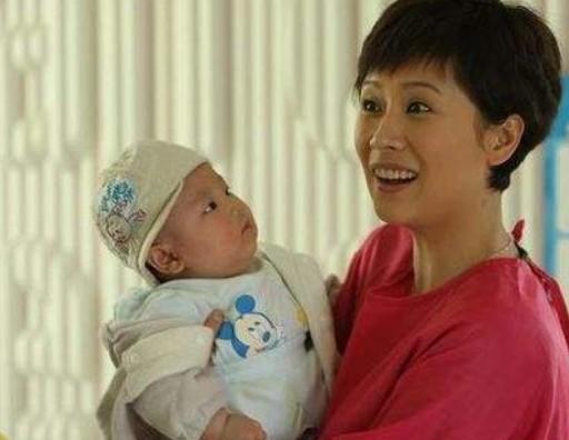 “野蔷薇”海清，25岁隐婚生子，嫁初恋20年，被宠成幸福阔太太