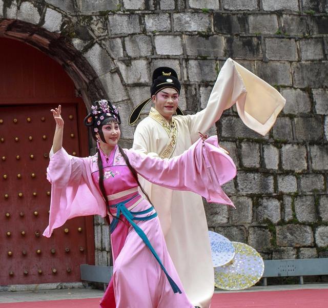 桂林：桂剧、彩调经典片段在古南门实景展演