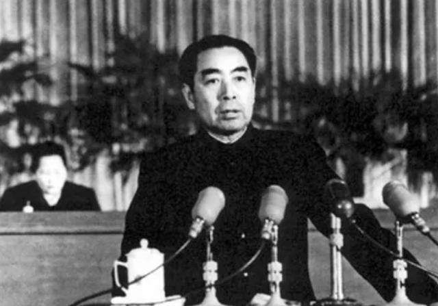 1956年陈赓带一少年来到中南海，碰见周恩来，陈赓：你看他像谁？