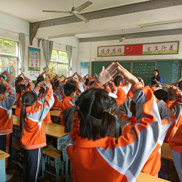 英山县石头咀镇中心小学开展活力大课间 精彩在校园活动