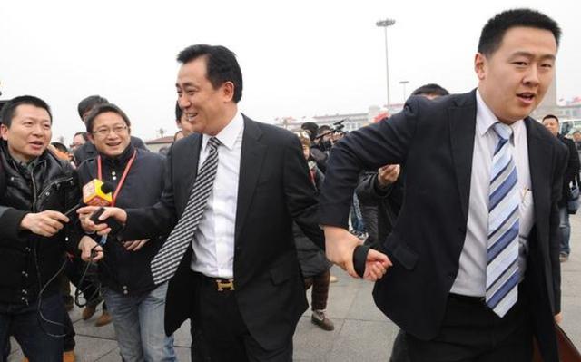 曾是身家4千亿的首富，如今财富一年蒸发1500亿，还在卖房救公司