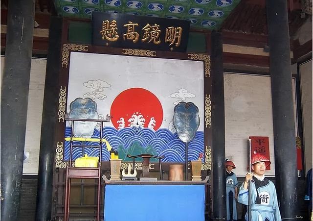雍正去浙江视察，见大臣亲自给灾民发粥，回京后立刻举荐他升职