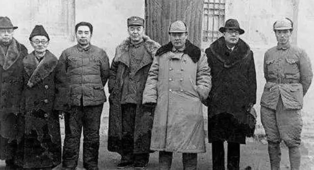 清理周恩来遗物时，办公桌里发现毛主席手书，打开后：众人皆感动