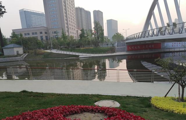 《龙游河畔》