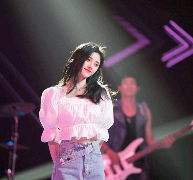 戴口罩的鞠婧祎（戴口罩的鞠婧祎图片）