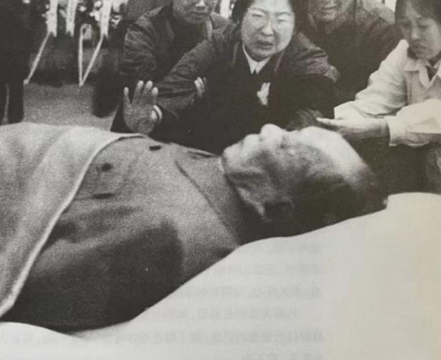 64年李敏去参观博物馆，讲解员小声说：那个女孩长得很像毛主席