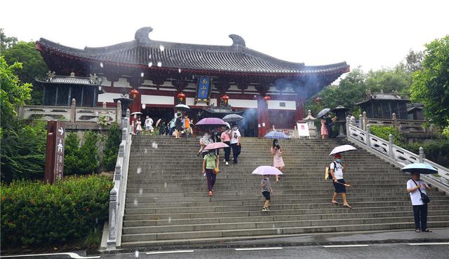 雨中畅游三亚南山 乐享五一清凉假期