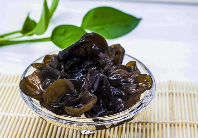 提醒：这4种食物多吃易堵塞血管，中老年人尽量少吃或不吃