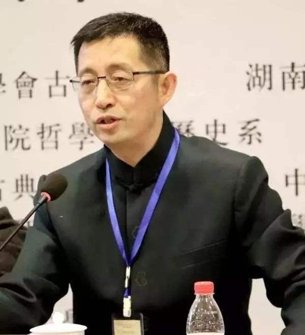 北大教授吴飞呼吁恢复土葬，火葬把人当垃圾处理，是对死者不尊重