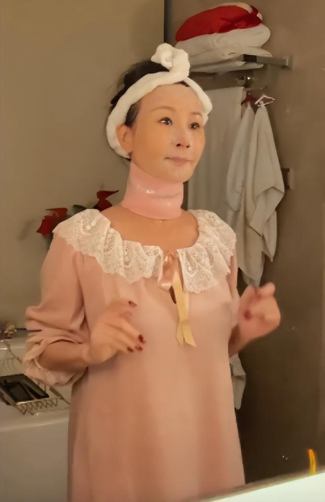 雪瑞姑姑：“冻龄奶奶”走红网络，抖音第一富婆，62岁活成18模样