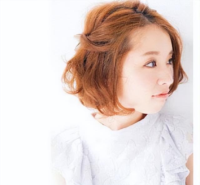 小股小辫子给在后面合起来,这样就可以形成极简单的短发仙女辫发型了