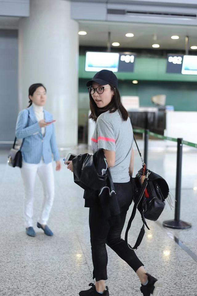 马景涛的前妻苏烟，年轻21岁，太老了！走机场，变胖，打扮成一个不经意的路人
