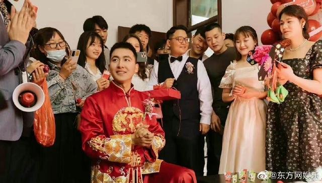 杨幂录制VCR祝福王威