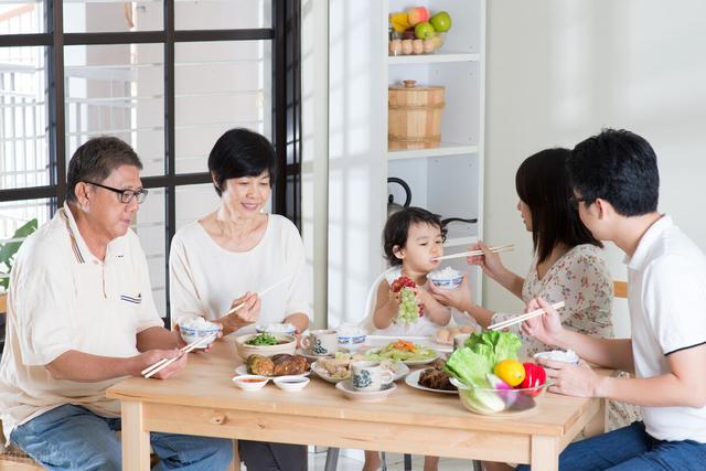 小宝贝吃饭有时会烦恶心是怎么回事呢？