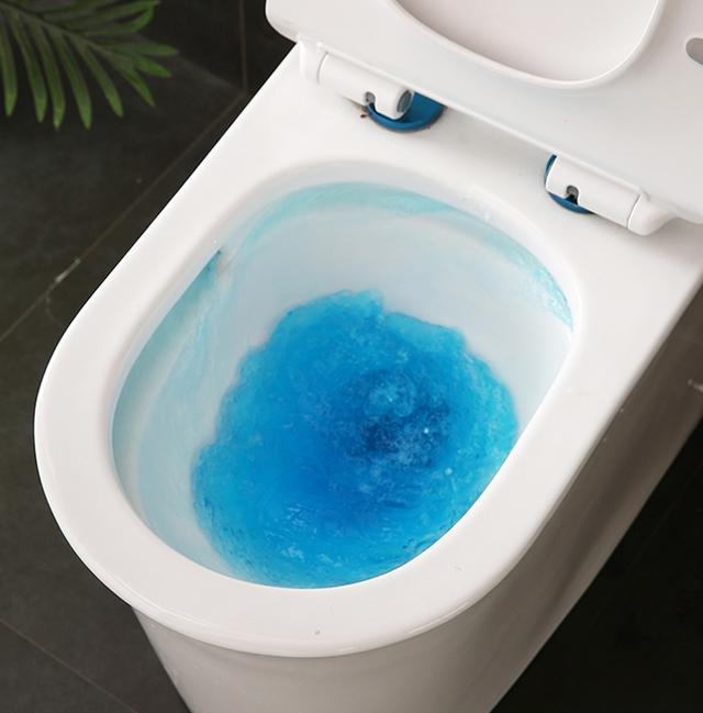 火车上的排泄物都去哪了，真排在铁轨上？曾经铁轨臭到你怀疑人生