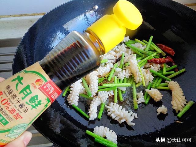 鱿鱼花怎么做好吃？和它搭配，几分钟炒一盘，脆嫩爽口无腥味