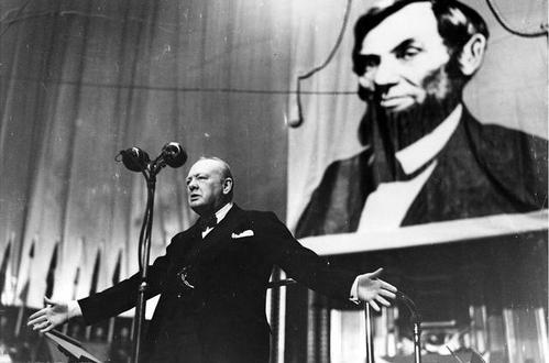 乌克兰抱美国大腿可靠吗？1975年毛主席断言：美国人保护不了欧洲