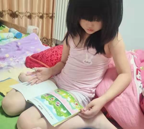 退休老教授全心带娃却被媳妇说不负责，娃上幼儿园显露超强专注力