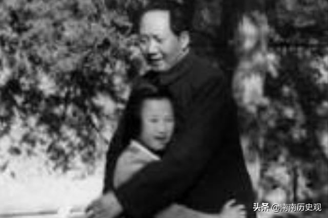 32岁李讷离婚，携子独居，毛主席落泪：闺女的婚事实在是草率啊