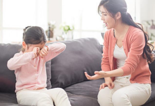 “刀子嘴”的家长不吐不快，孩子却很受伤，“挖苦式”教育该停了