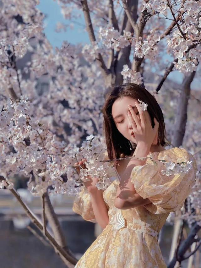唐艺昕身穿鹅黄色连衣裙笑意盈盈，春日户外随拍真的美到心坎里了