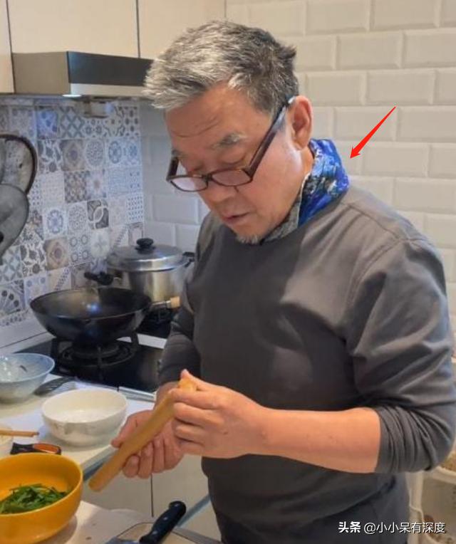 老戏骨李立群的隔离生活，与妻子照片，头发花白互相依偎恩爱十足