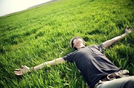 一个人忙一个人累一个人烦恼，一个人体会人活着其实就是一种心态