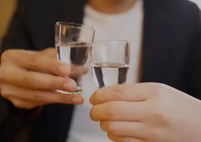 晚饭时经常喝点白酒的人，身体会如何？不隐瞒，医生告诉你答案