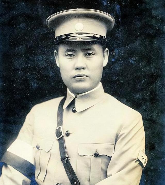 1950年徐向前去怀仁堂开会，周恩来看着最后一排笑了：你换个座位
