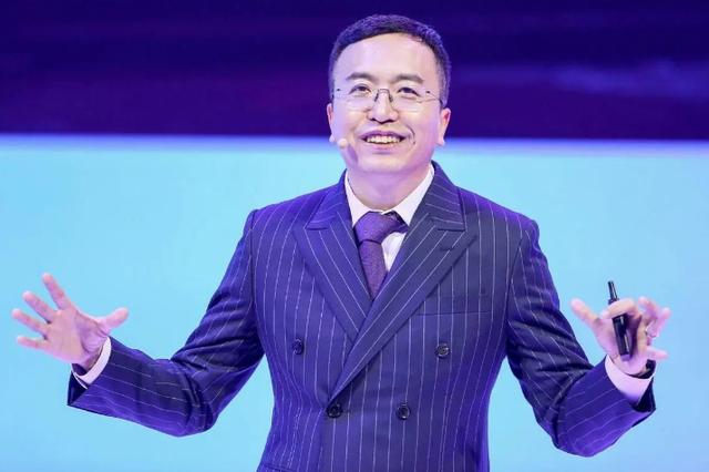 荣耀Magic5亮相了：超级直屏+200倍变焦，影像的天花板