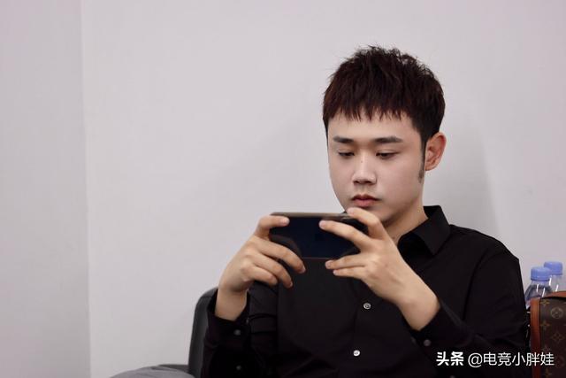月光希望一诺转打野，觉得他的节奏能力很强，难怪肯亏400万卖
