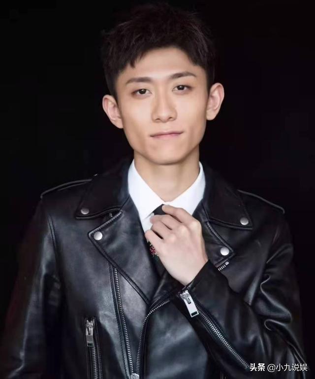 张一山这种敬业的精神是值得我们学习的,但不能为了工作而不顾健康