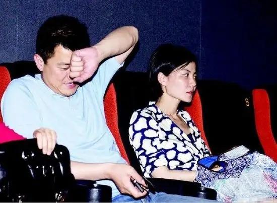 没被唇腭裂毁掉！作品价值百万，闺蜜个个大牌，李嫣如何做到的？