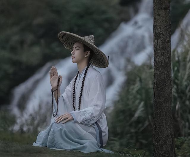 静可化躁，慈可求吉。心有多静，福有多深