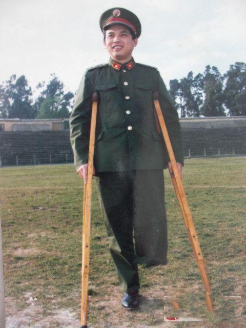 老山战斗英雄徐良，26岁上春晚名扬一时，可惜卷入杀人案妻离子散