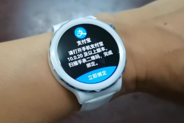 华为这款智能手表太给力了，居然能监测体温，而且还能潜水到30米