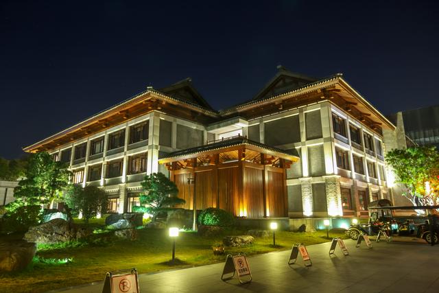 廣東旅行，發現一座禅修酒店，造型像古代宮殿，建築大有來頭