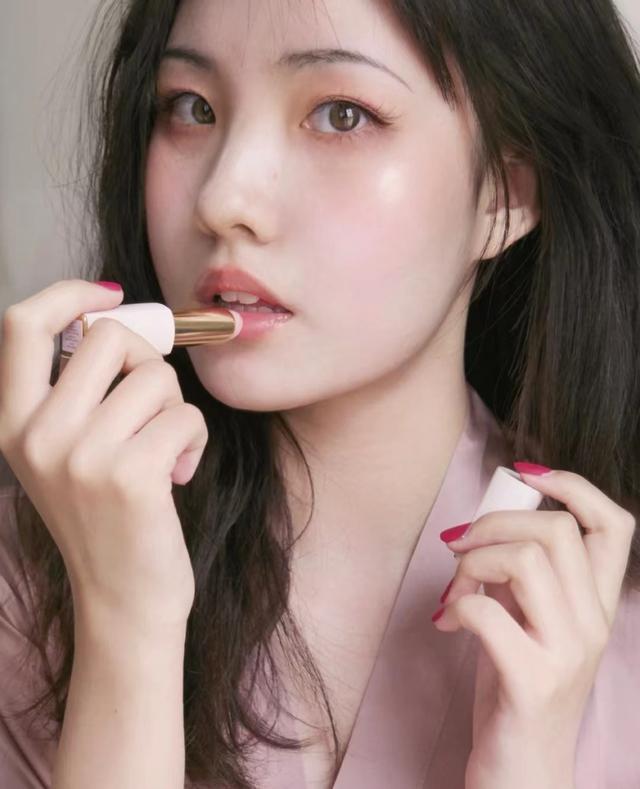 女人过了40岁，化妆要多注意唇妆和底妆，美的会更自然显年轻