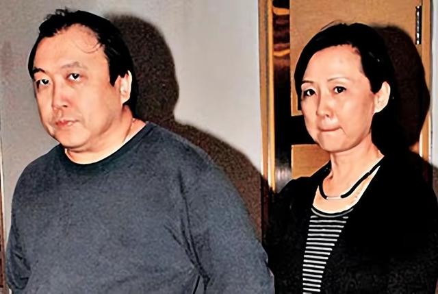 67岁王晶全家福曝光！被妻子挽着手臂出行，俩女儿美貌出众