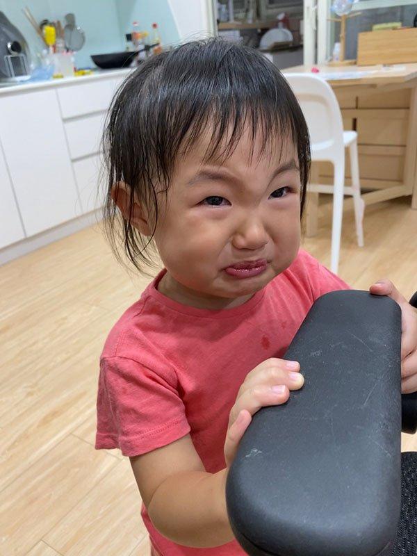 有没有觉得宝宝被骂的表情超可爱？网友妈捕捉小孩哭哭前的0.01秒