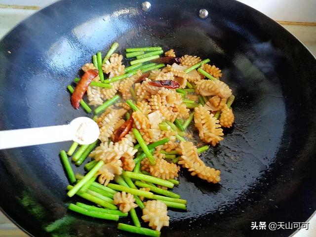 鱿鱼花怎么做好吃？和它搭配，几分钟炒一盘，脆嫩爽口无腥味