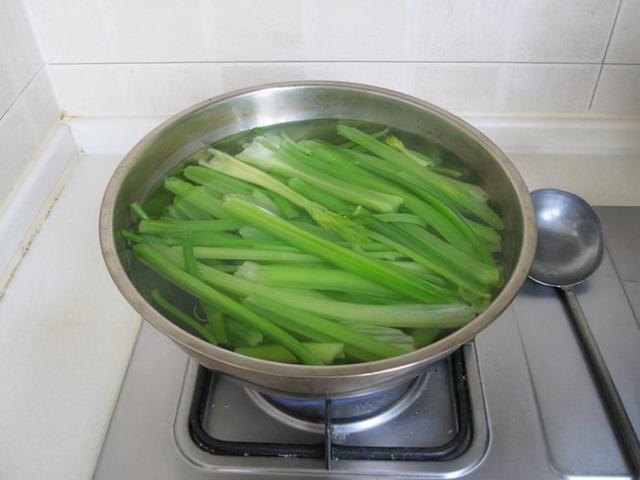 这7类蔬菜带“毒素”？医生：吃前请焯水，再懒也别忽视
