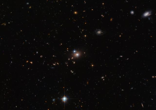 50亿光年外，天文学家发现星系一分为二，爱因斯坦又对了？