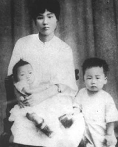 毛主席原配逝世多年，毛氏族谱记载：杨开慧之子毛岸龙作为其子